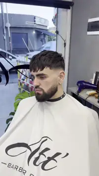 Miniatura video galería barbería Att' Barber Style 2